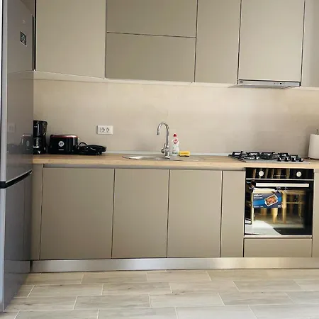 Apartamento Mountain Crib In Urban Plaza W. Parking & Netflix Braşov Exterior foto