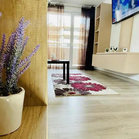 Apartamento Mountain Crib In Urban Plaza W. Parking & Netflix Braşov Exterior foto