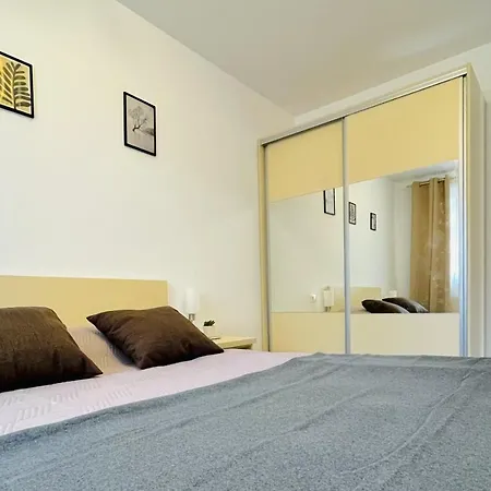 Apartamento Mountain Crib In Urban Plaza W. Parking & Netflix Braşov Exterior foto