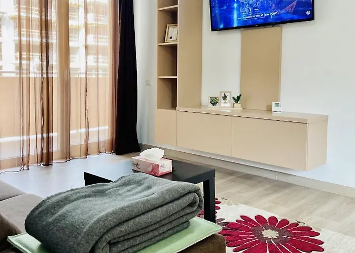 Mountain Crib In Urban Plaza W. Parking & Netflix